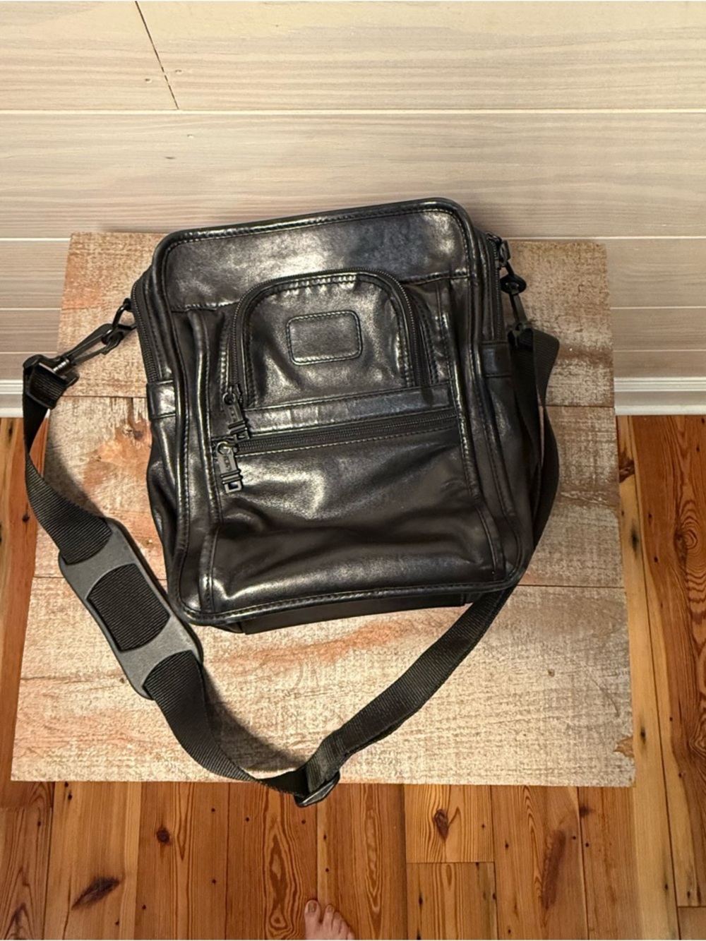 Tumi Crossbody Messenger Black Leather Bag Pockets - Picture 5 of 16